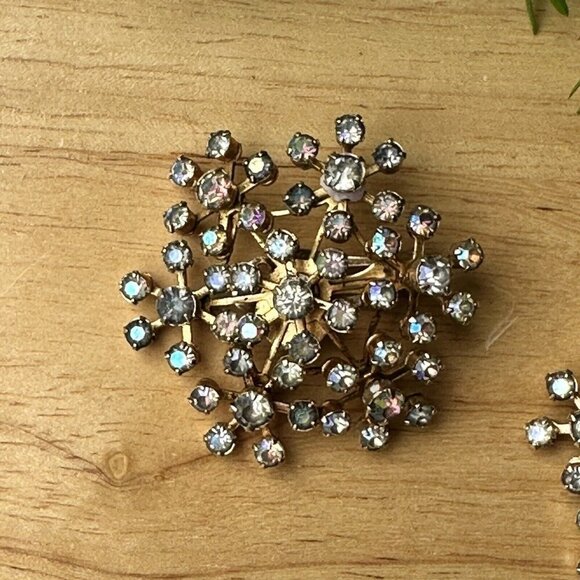 Vintage Starburst Earrings Aurora Borealis Blue Rhinestone Clip-On Rotating 1.5" - Picture 3 of 6